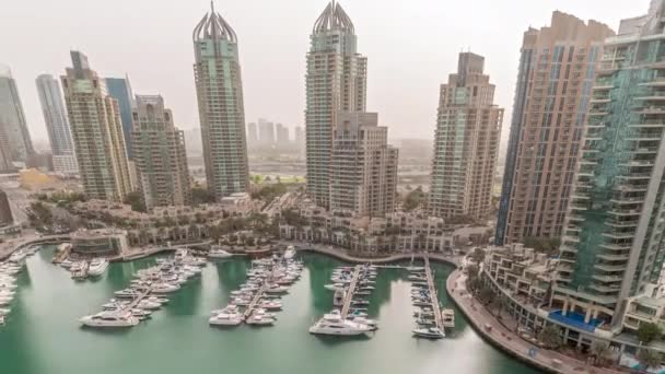 Bahía de yates de lujo en el timelapse aéreo de la ciudad en Dubai marina — Vídeos de Stock