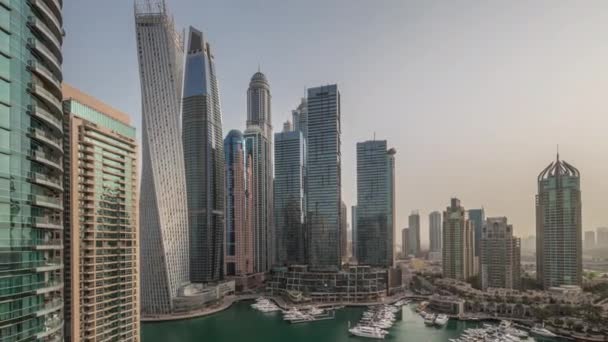 Dubai marina grattacieli più alti e yacht in timelapse aerea portuale. — Video Stock