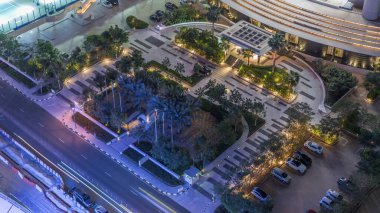 JBR caddesinin hava manzaralı otoparkı ve gece vakti arabaları. Dubai yolu ve kavşaklar. Üst görünüm veya genel görünüm
