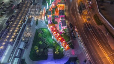 Dubai, BAE 'deki DIFC semtindeki Al Saada caddesindeki trafiğin Skyline görüntüsü. Finans merkezindeki gökdelenler yukarıdan havadan görünüyor. Parlak yürüme alanı