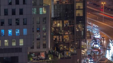 Dubai, BAE 'deki Al Saada caddesindeki ofis kulelerinde parlayan camlar ve trafik. Finans merkezindeki gökdelenler yukarıdan hava görüntüsü.