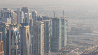 Jumeirah Lakes Kuleleri bölgesinde Şeyh Zayed Yolu boyunca birçok gökdelen bulunuyor. Metro istasyonunun yakınındaki JLT 'deki yerleşim yerleri.