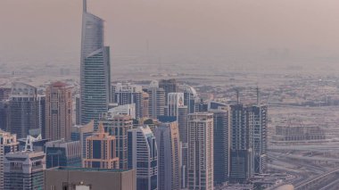Jumeirah Lakes Kuleleri bölgesinde Şeyh Zayed Yolu boyunca birçok gökdelen bulunuyor. Akşamları JLT 'deki konut binaları gün batımında turuncu ışık altında