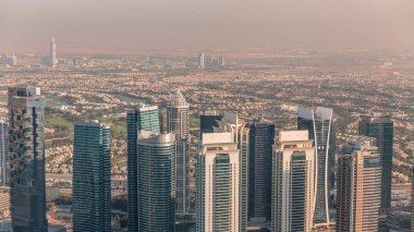 Jumeirah Lakes Kuleleri bölgesinde Şeyh Zayed Yolu boyunca birçok gökdelen bulunuyor. JLT panoramik manzaralı konut binaları arkasında villa evleri