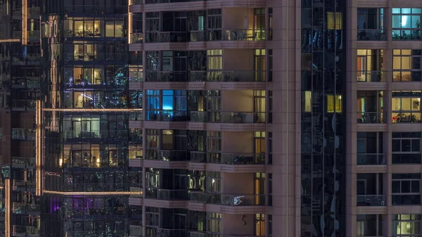 夜のタイムラプスでアパートの建物の窓 家の窓からの光 輝く部屋と街の夜の風景 — ストック写真