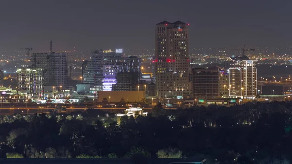 Dubai Creek hava sahasının yakınındaki gökdelenler ve kuleler aydınlandı. Avuç içleri ön planda park et