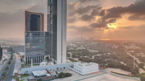 Dubai Uluslararası Finans Bölgesinde Gündoğumu geçiş zamanı. Sabahları iş yerinin hava manzaralı kuleleri. Şehir merkezine yakın otelleri olan gökdelenler.