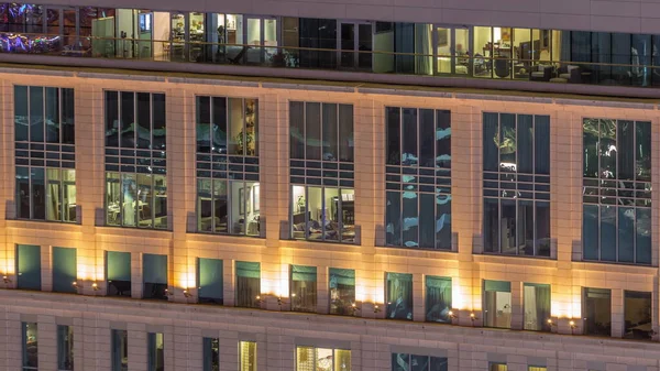 Gece Vakitlerinde Apartmanların Pencereleri Evlerin Pencerelerinden Gelen Işık Şehrin Akşam — Stok fotoğraf