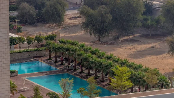 Luksusowy Odkryty Basen Strefa Relaksu Wokół Powietrza Timelapse Widok Palmami — Zdjęcie stockowe