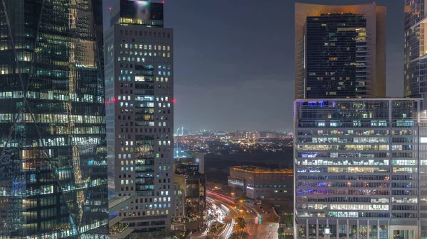 迪拜国际金融区的夜晚过去了 从空中俯瞰有公路交通和德拉区的商业办公大楼 市中心附近明亮的摩天大楼 — 图库照片