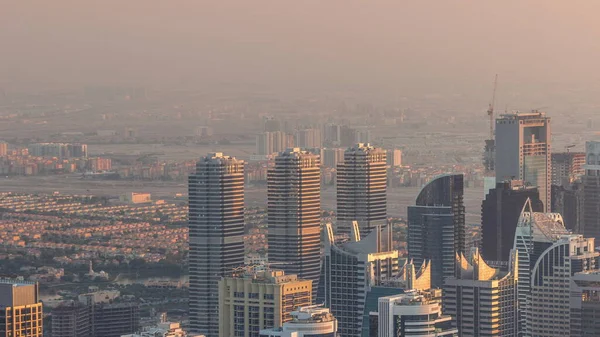 Jumeirah Lakes Kuleleri bölgesinde Şeyh Zayed Yolu boyunca birçok gökdelen bulunuyor. Akşamları JLT 'de konut binaları ve villalar turuncu ışık altında.