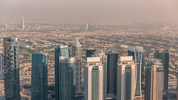 Jumeirah Lakes Kuleleri bölgesinde Şeyh Zayed Yolu boyunca birçok gökdelen bulunuyor. JLT panoramik manzaralı konut binaları arkasında villa evleri