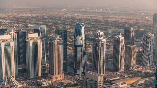 Jumeirah Lakes Kuleleri bölgesinde Şeyh Zayed Yolu boyunca birçok gökdelen bulunuyor. Metro istasyonlu JLT 'deki konut binaları. Arkadaki küçük evler