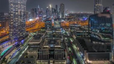 Fütürist Dubai Şehir Merkezi ve finans bölgesi gökyüzü gece zaman çizelgesi.