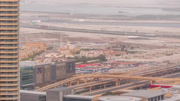 A közlekedés áttekintése forgalmas úton Dubai belvárosában légi időelapszus, Egyesült Arab Emírségek — Stock videók