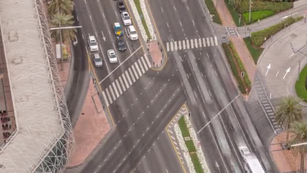 Vista aérea del transporte en una carretera concurrida en Dubai timelapse aéreo centro, Emiratos Árabes Unidos — Vídeo de stock