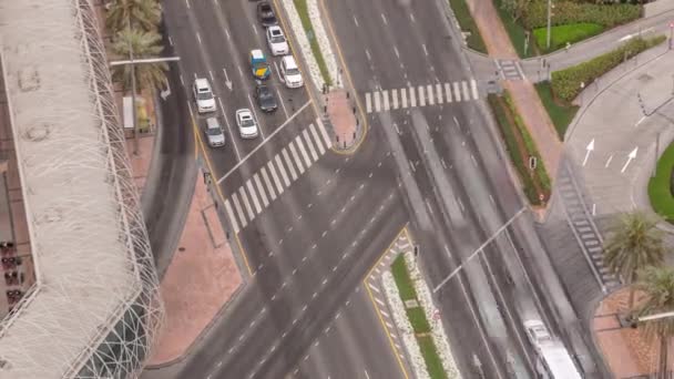 Vue aérienne des transports sur une route animée dans le centre-ville de Dubaï timelapse aérien, Émirats arabes unis — Video