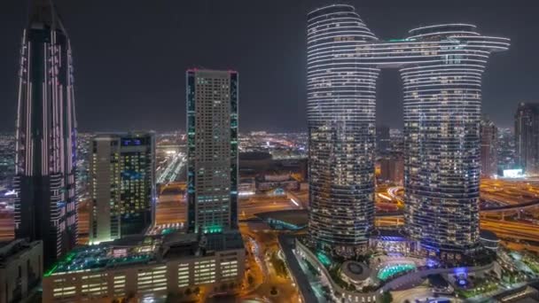 Vista del cielo a los rascacielos y hoteles en Dubai timelapse aéreo centro. — Vídeo de stock