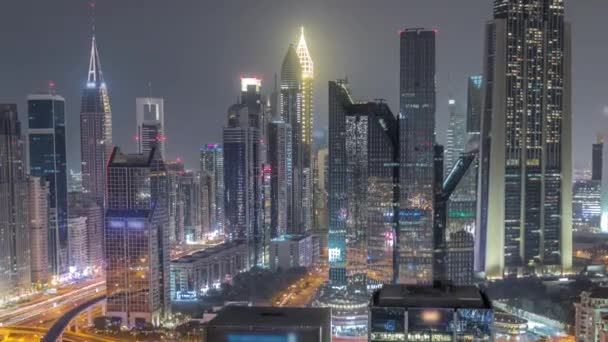 두 바이 금융 센터 지구의 파노라마, 높은 마천 루가 야간 시간 대에 조명되고 있다. — 비디오