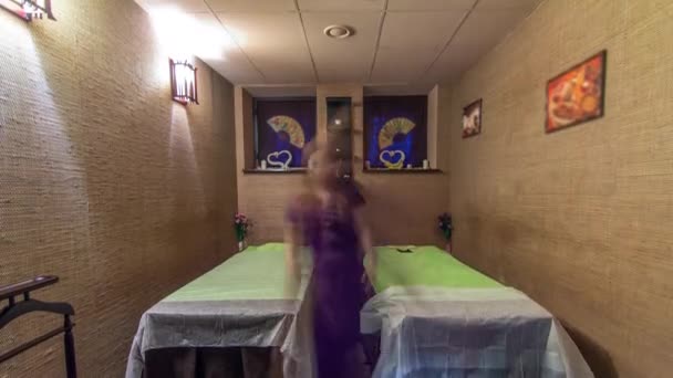 Hermoso interior de salón de spa vacío, sala de masajes en el centro de belleza con timelapse mesa de masaje — Vídeo de stock