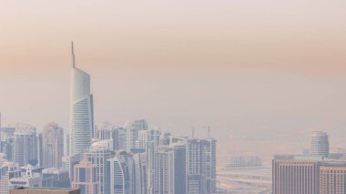 Jumeirah Lakes Kuleleri bölgesinde Şeyh Zayed Yolu boyunca birçok gökdelen bulunuyor. JLT 'de sisli havası olan konut binaları