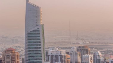 Jumeirah Lakes Kuleleri bölgesinde Şeyh Zayed Yolu boyunca birçok gökdelen bulunuyor. JLT 'deki konut binaları yakın görüş