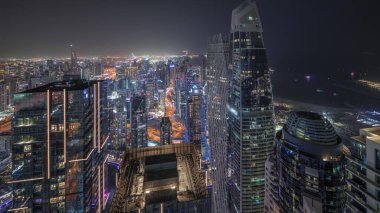 Panorama JBR bölgesini ve Dubai Marina 'yı JLT ile gösteriyor. Gökdelenler arasındaki otoyolda trafik vardı. Hava gece zaman çizelgesi. Aydınlatılmış modern kuleler ve inşaat alanı
