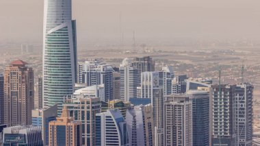 Jumeirah Lakes Kuleleri bölgesinde Şeyh Zayed Yolu boyunca birçok gökdelen bulunuyor. Sabahları JLT 'deki konut binaları. Yukarıdan çatılarla görüntüle
