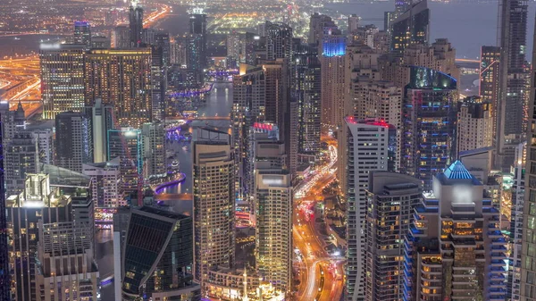 Dubai Marina Nın Gökdelenlerle Çevrili Bir Kanalı Gösteren Skyline Manzarası — Stok fotoğraf