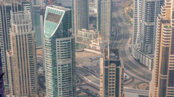 Dubai Marina 'nın Skyline manzarası kıyı şeridi boyunca gökdelenlerle çevrili yapay bir kanal gösteriyor. Caminin yakınındaki bir yolda trafik vardı. Dubai, BAE