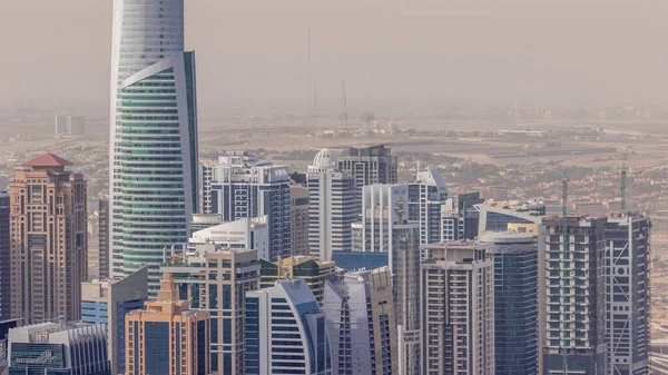 Jumeirah Lakes Kuleleri bölgesinde Şeyh Zayed Yolu boyunca birçok gökdelen bulunuyor. Sabahları JLT 'deki konut binaları. Yukarıdan çatılarla görüntüle