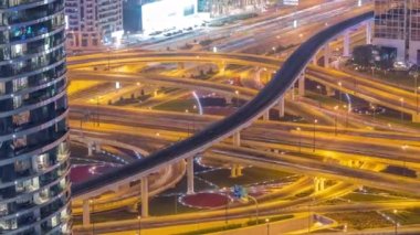 Dubai şehir merkezindeki karayolu kavşağı ve üst geçidi. Gökdelenin arkasındaki yoğun trafiğin olduğu büyük kavşak..