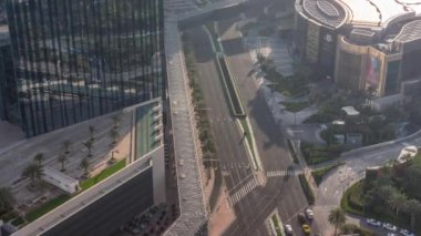Dubai şehir merkezinin hava manzarası alışveriş merkezi ve trafik yukarıdan gelen bir zaman aralığı, BAE
