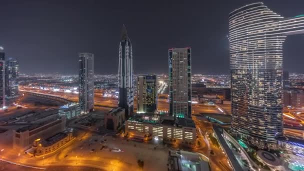 Sky pohled na mrakodrapy a hotely v Dubaji v centru vzdušného timelapse. — Stock video