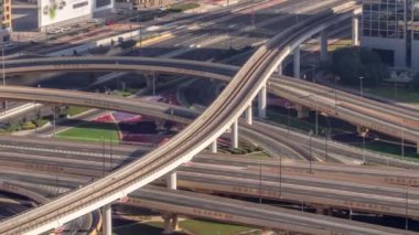 Dubai şehir merkezindeki otoyol kavşağı ve üst geçidi..