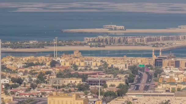 Вид з повітря на багато житлових будинків і вілл у Дубаї, місто темпелапс з хмарочоса в центрі міста. — стокове відео