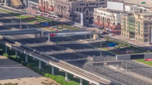 Vista aérea del transporte en una carretera concurrida en Dubai timelapse aéreo centro, Emiratos Árabes Unidos — Vídeos de Stock