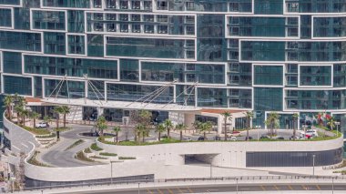 Dubai marinasından gezinti güvertesi ve avuçlar görüldü. Otel ve gökdelenlerin girişi olan JBR bölgesine hava görüntüsü.