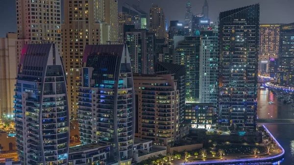 Dubai Marina Met Verschillende Boten Buurt Van Waterkant Verlichte Wolkenkrabbers — Stockfoto