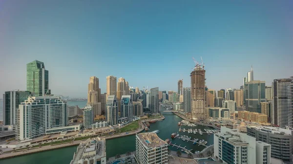 迪拜码头有几艘船和游艇停放在港口 运河空中全景时间周围有摩天大楼 Jbr区的塔楼背景 — 图库照片