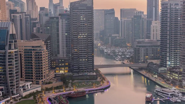 Dubai Marina Hajók Jachtok Parkolt Kikötőben Megvilágított Felhőkarcolók Körül Csatorna — Stock Fotó