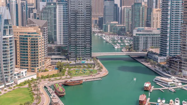 Dubai Marina Con Varios Barcos Yates Estacionados Puerto Rascacielos Alrededor — Foto de Stock