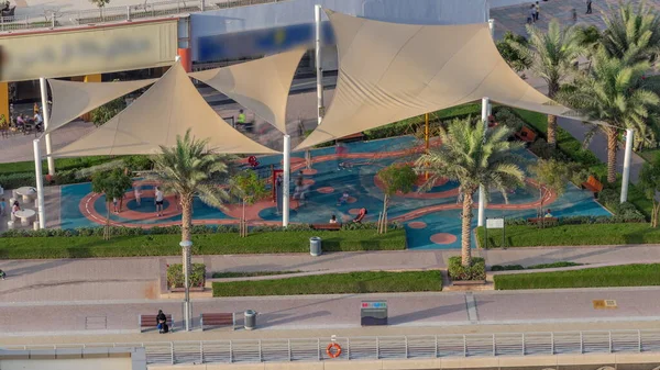 Dubai Marina Strandpromenad Med Lekplats Skyddad Från Solen Antenn Timelapse — Stockfoto