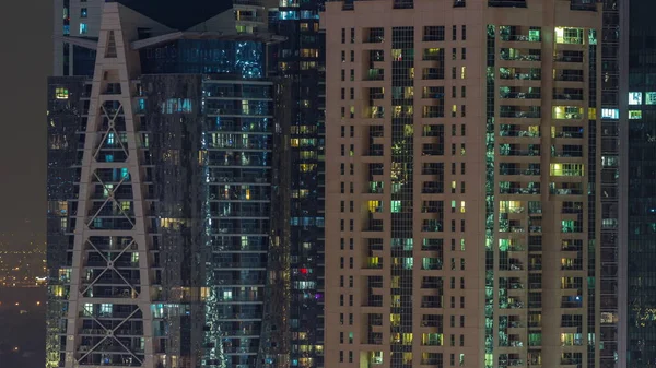 Nachtansicht Der Außenwohnung Bunte Gebäude Zeitraffer Hochhaus Wolkenkratzer Mit Glimmenden — Stockfoto