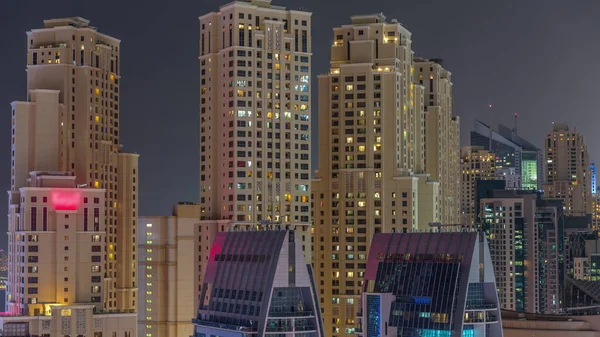 迪拜码头的现代摩天大楼 近距离俯瞰着许多明亮的窗户 空中夜幕降临 Jbr区从上往下的现代化塔 — 图库照片