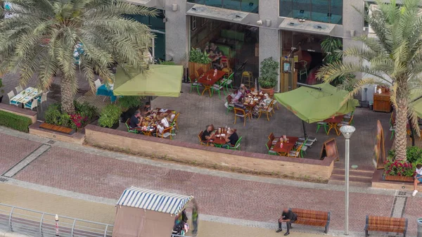 Waterfront Promenade Met Palmen Dubai Marina Luchtfoto Timelapse Mensen Zitten — Stockfoto