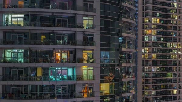 Panorama Noturno Plano Luz Multicolorida Janelas Edifícios Vários Andares Cronometragem — Fotografia de Stock