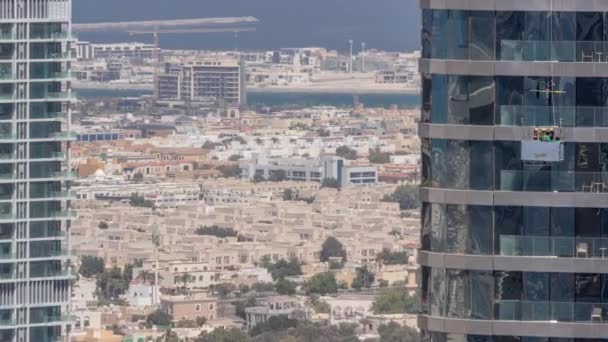 Şehir merkezindeki gökdelenden Dubai şehrindeki birçok apartman ve villanın hava manzarası. — Stok video