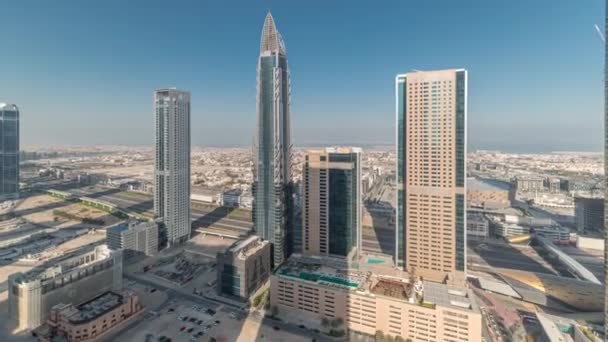 Niebo widok na drapacze chmur i hotele w Dubaju centrum lotnicze timelapse. — Wideo stockowe