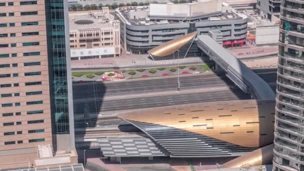 Ocupado Sheikh Zayed tráfico aéreo timelapse, salida de la estación de metro en el centro de la ciudad de Dubai — Vídeo de stock